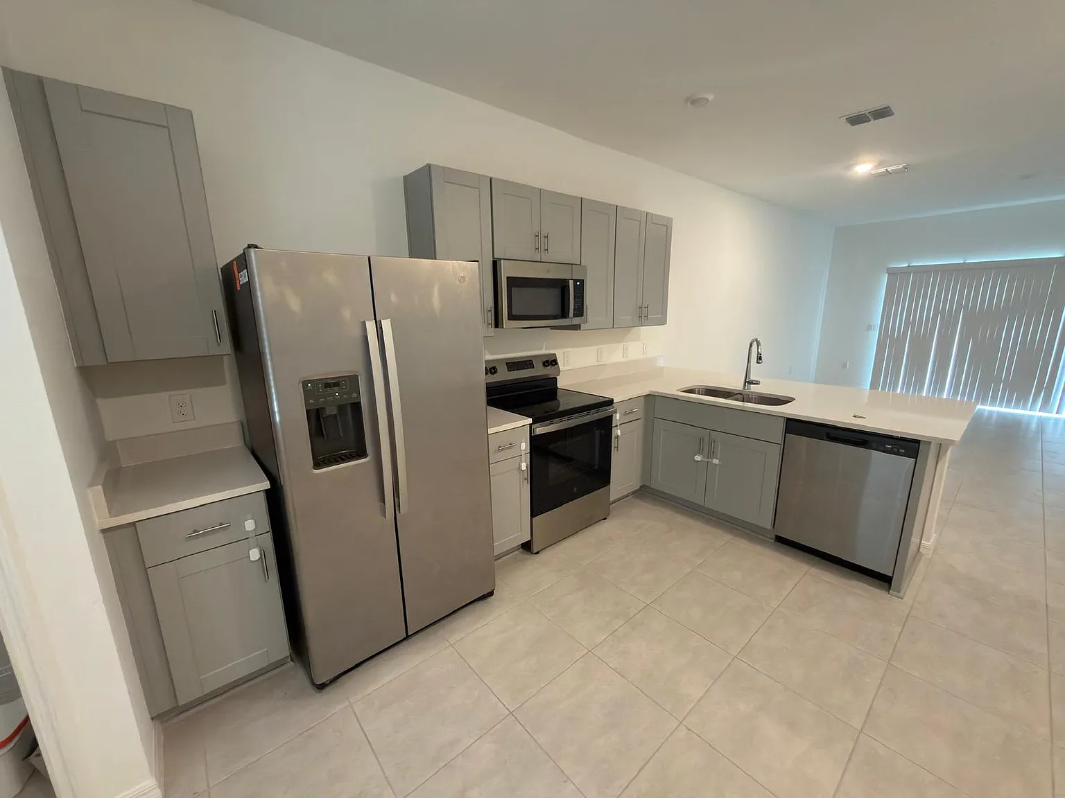 2 bed, 2.5 bath, 1372 sqft, $1,680 — Photo 2