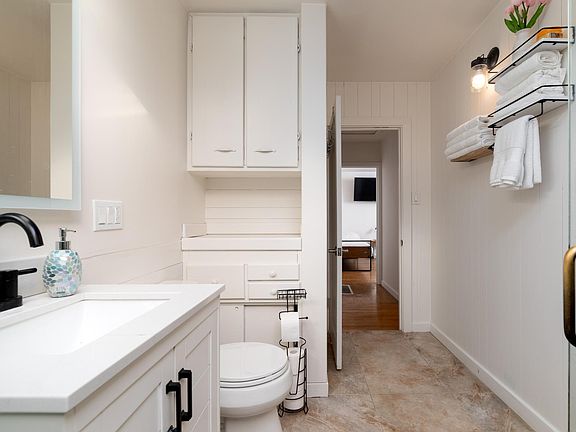 3rd image of 2461 Olympic Blvd
