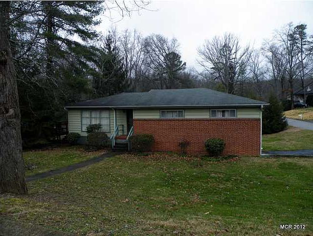 2nd image of 300 Oakmont Ln
