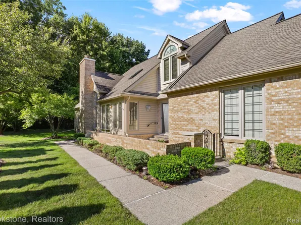 16981 Sandstone Cir #74, Macomb, MI 48042