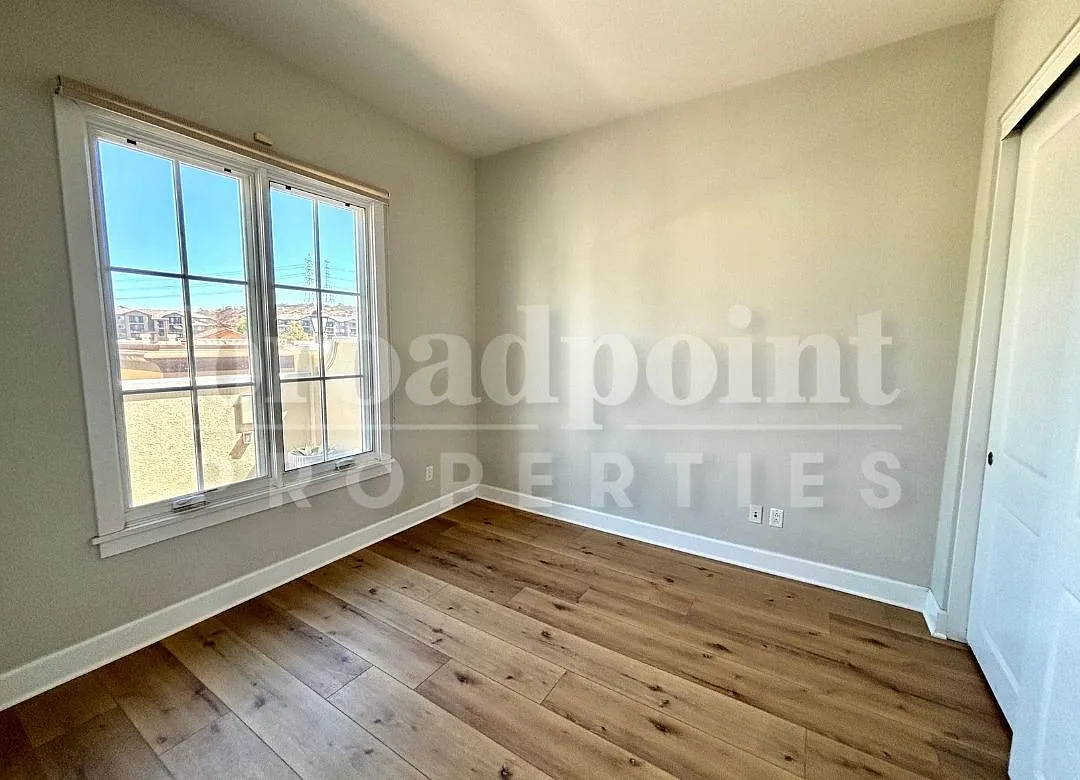 3 bed, 1647 sqft, $4,200 — Photo 2