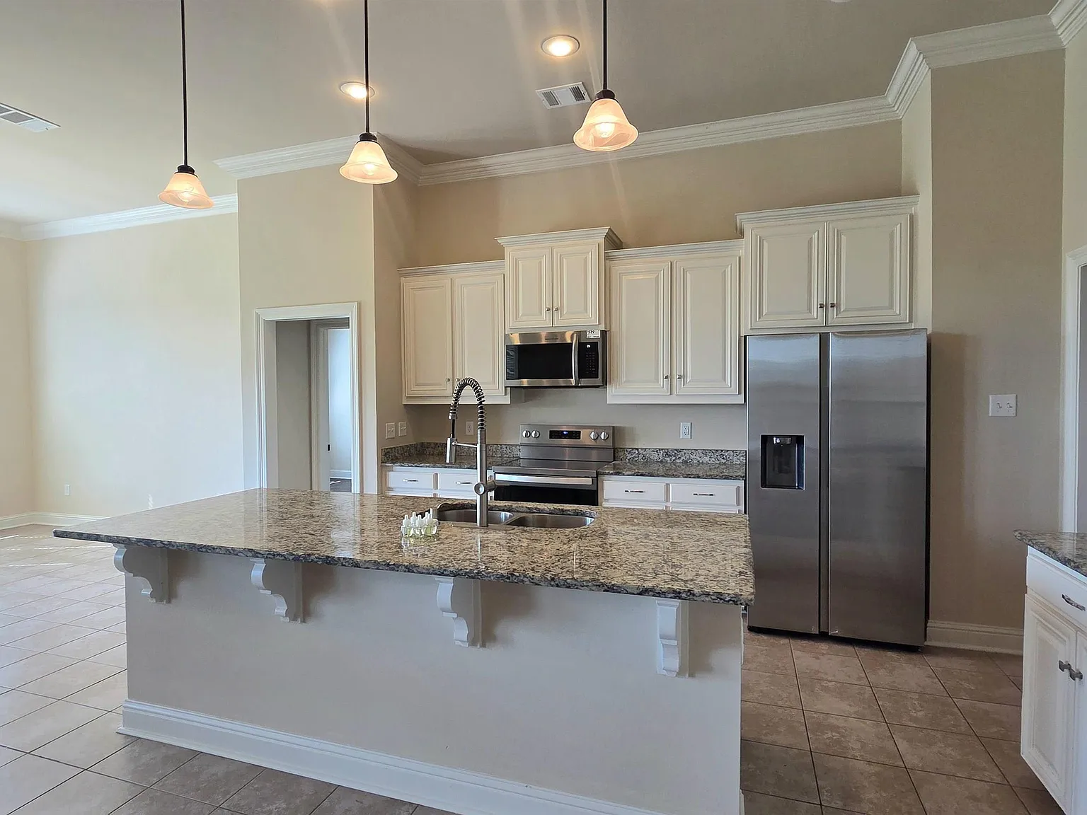 4 bed, 2400 sqft, $2,500 — Photo 4
