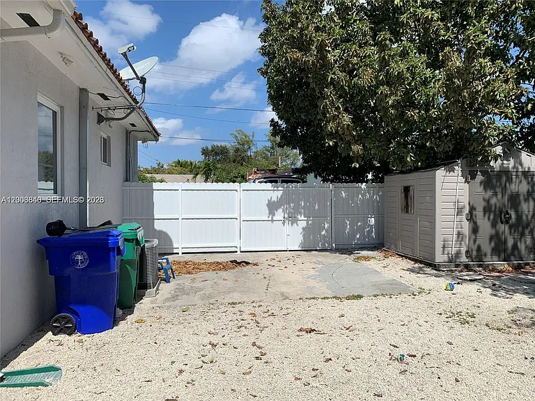 1380 SW 11th St #1 — Photo 14