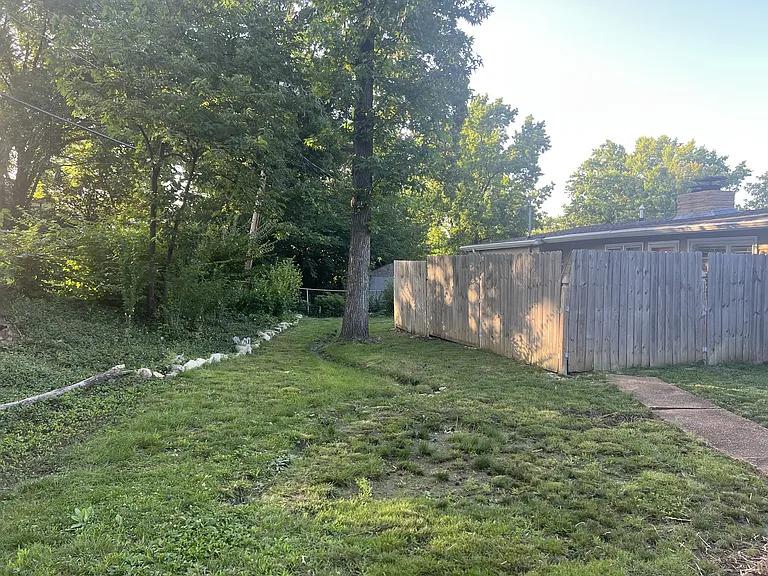615 Crest Ct — Photo 35