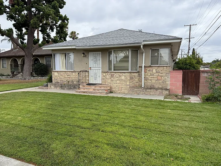 210 & 212 W South St — Photo 1