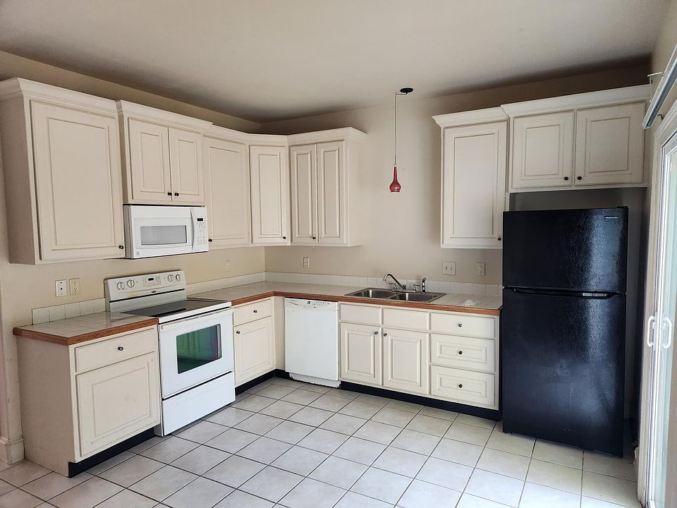 Large eat in kitchen with 9' ceilings and custom cabinets