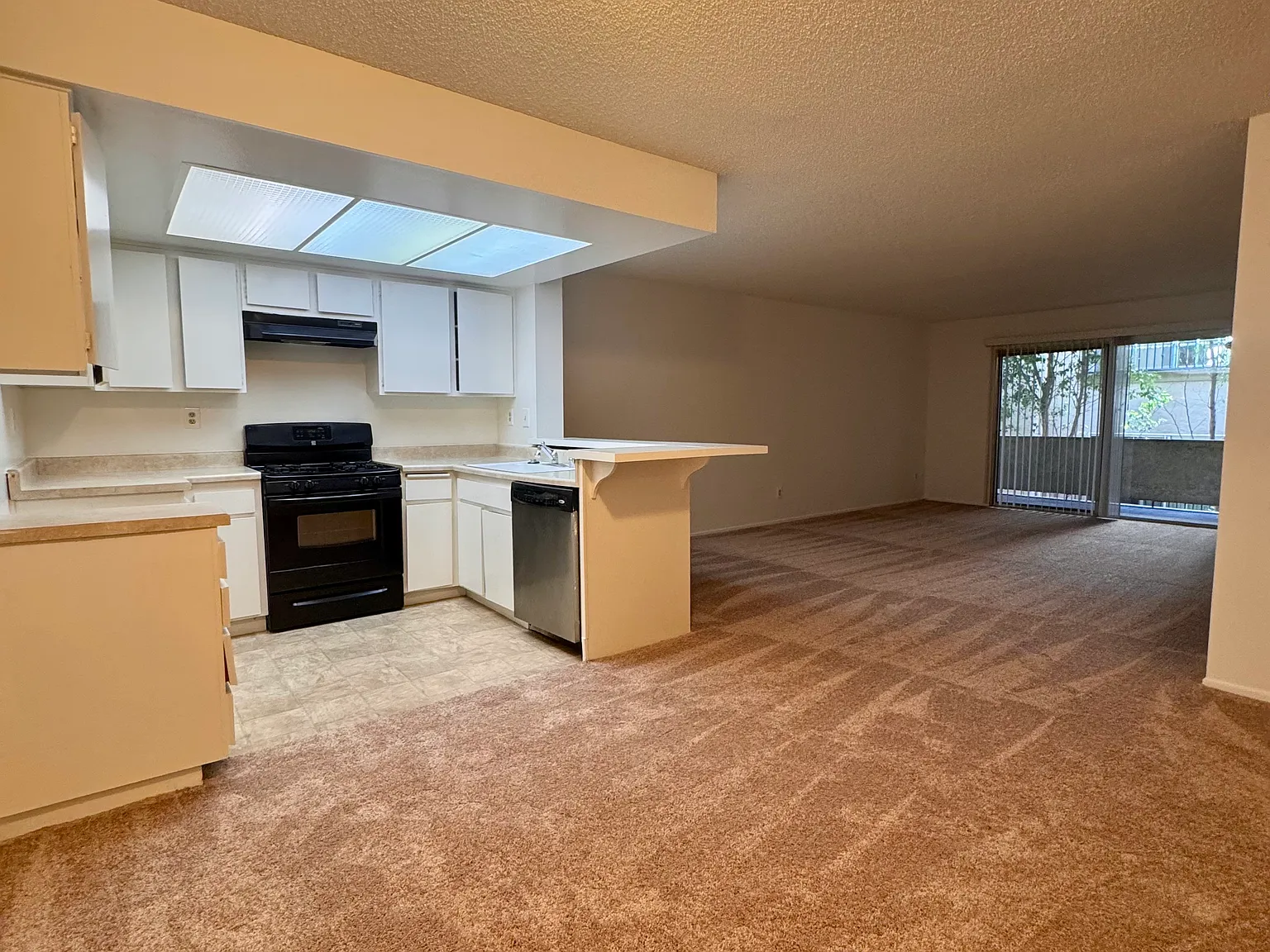 4901 Whitsett Ave — Photo 4