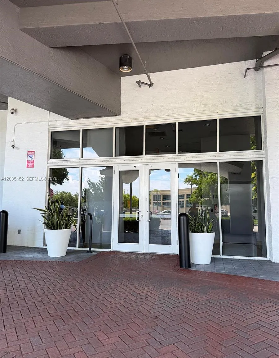 Altos De Miami Condo — Photo 4