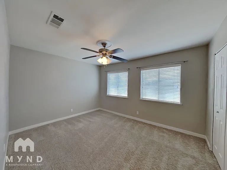 1013 James Lovell St — Photo 13