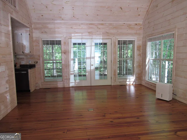 139 Trevor Trl — Photo 6