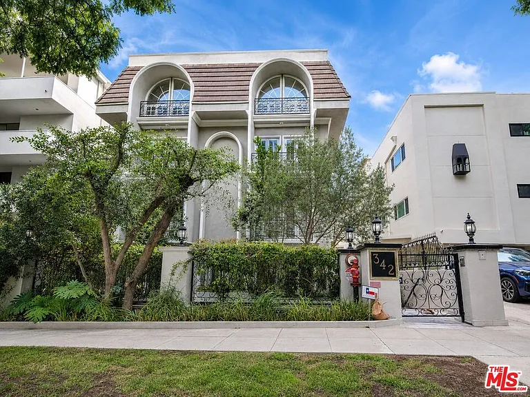342 N Palm Dr #201 — Photo 2