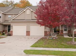 68 Millstone Dr, Waterford, MI 48328