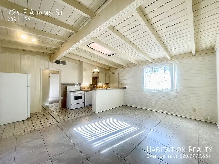 Renovated, spacious 2bed/1bath design near the University of Arizona! — Photo 2