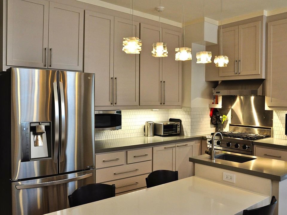 1st image of 250 Laurel St APT 201