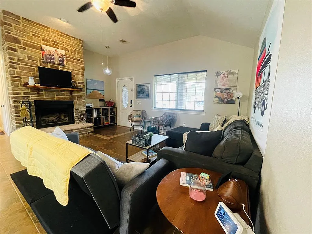 3 bed, 1258 sqft, $1,800 — Photo 3