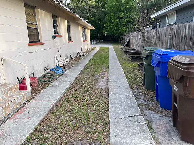 916 Sumner St — Photo 3