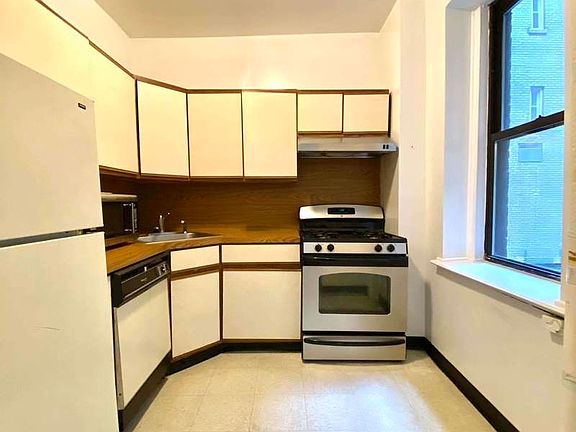 2nd image of 22 W 77th St APT 1B