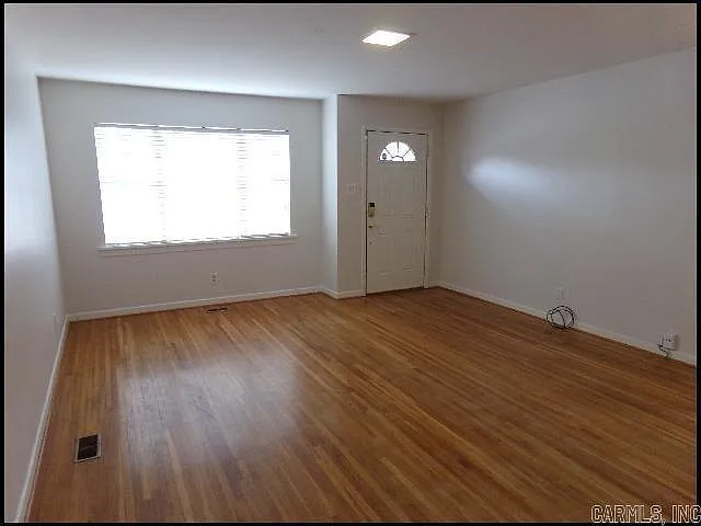 3 bed, 2.0 bath, 1966 sqft, $2,100 — Photo 4