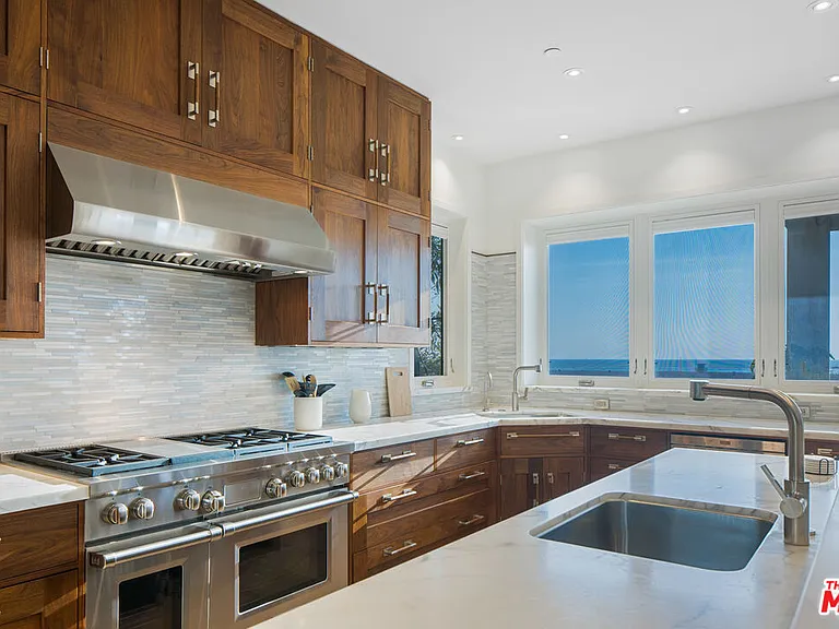 1347 Palisades Beach Rd — Photo 12