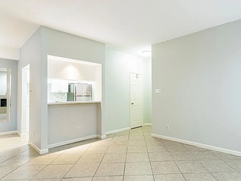 1818 Augusta Dr #27 — Photo 4