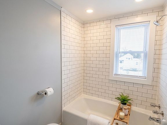 4th image of 311 E Grove St #1L