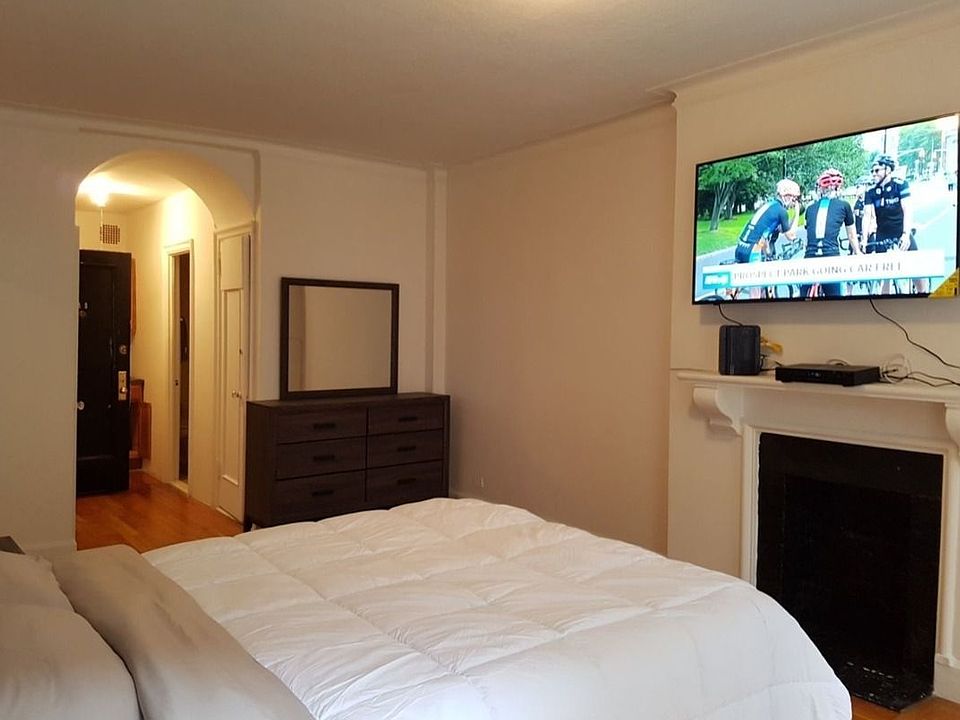 2nd image of 305 E 44th St APT 1B