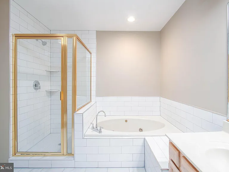 207 Southampton Ct — Photo 14