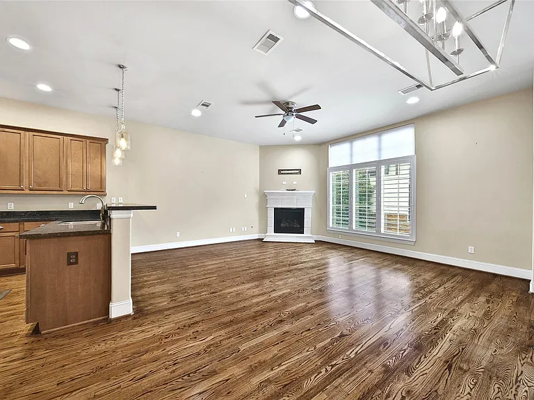 902 W 23rd St #B — Photo 11
