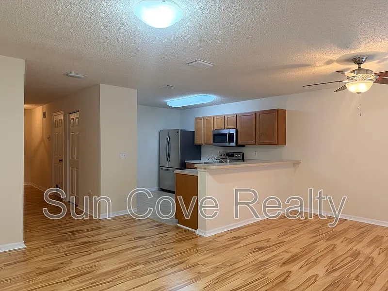 2 bed, 2.5 bath, 1296 sqft — Photo 2