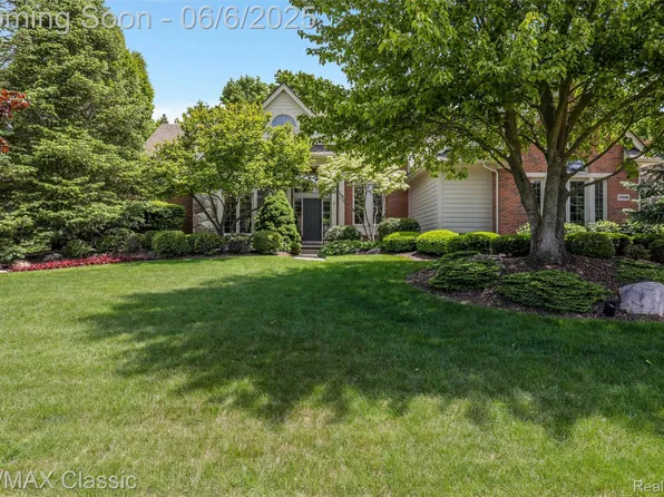 17496 Hilltop View Dr, Northville, MI 48168