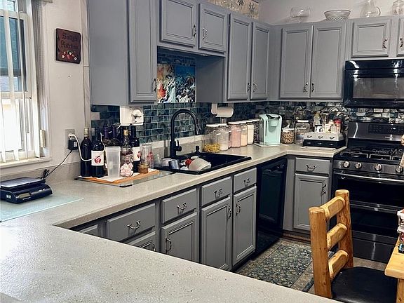 4th image of 1371 Hillview Dr