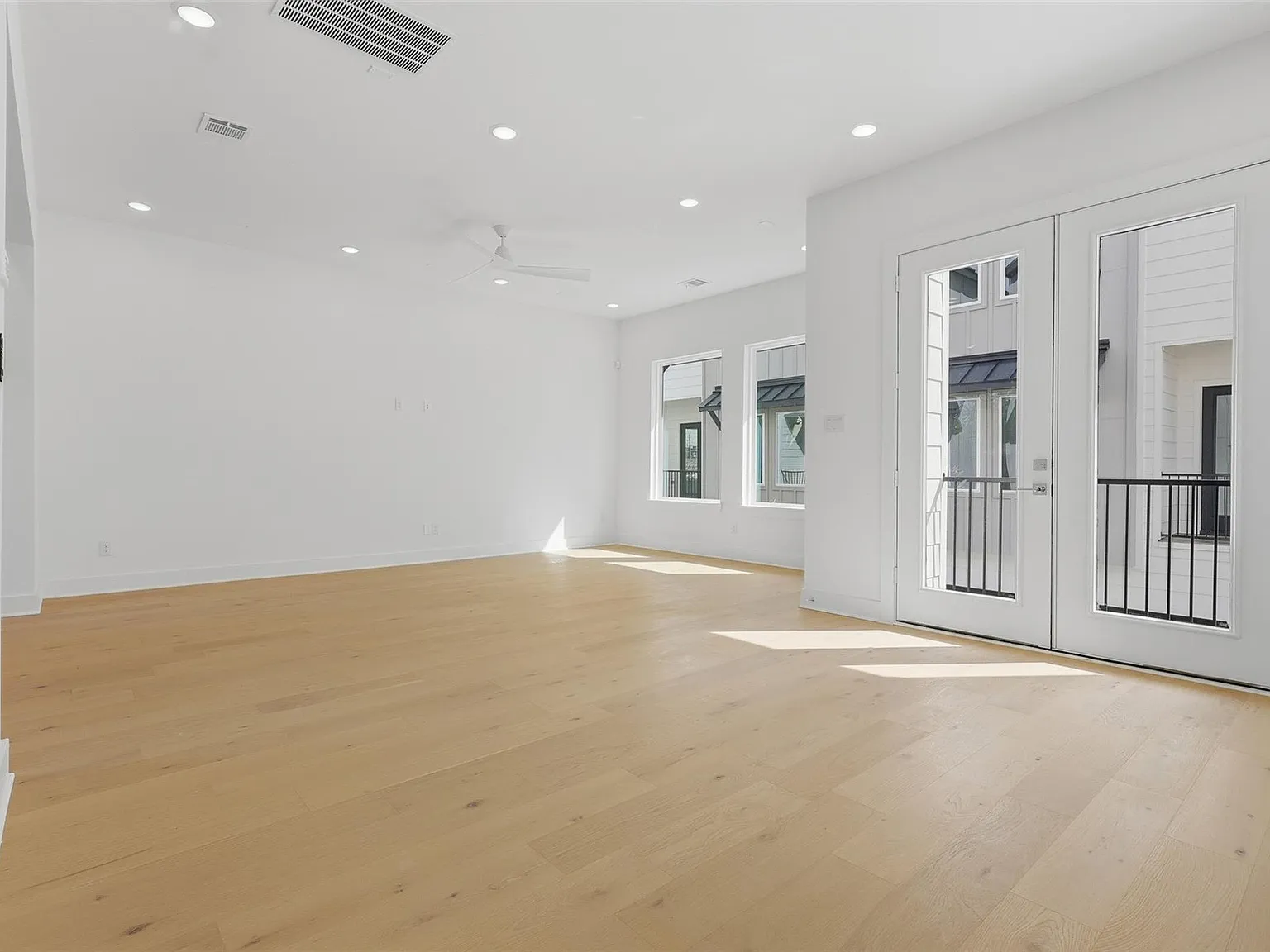 3 bed, 3.5 bath, 1904 sqft, $2,950 — Photo 2