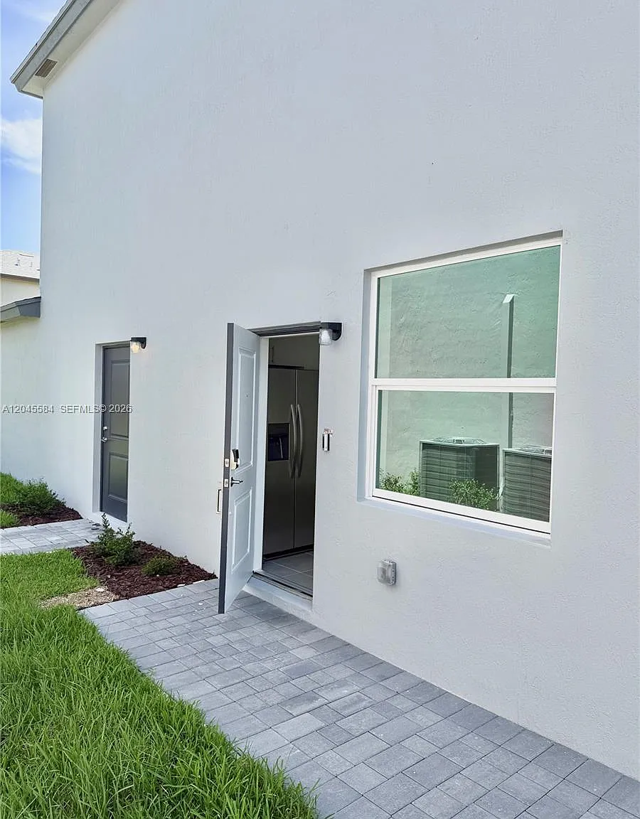 1 bed, 1.0 bath, $1,700 — Photo 2