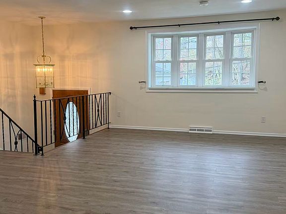 3rd image of 206 Hillendale Rd