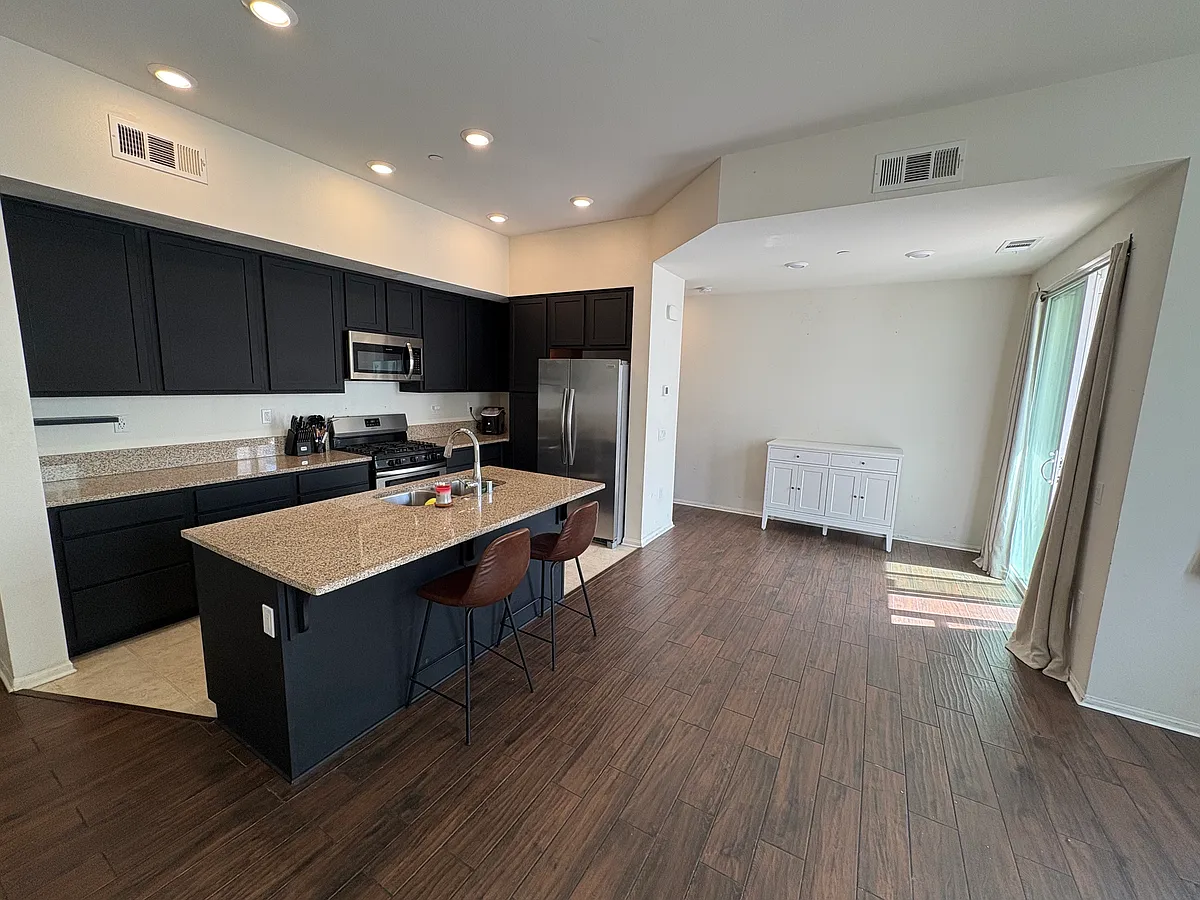 Building Photo - 1455 Banahaw Way #10