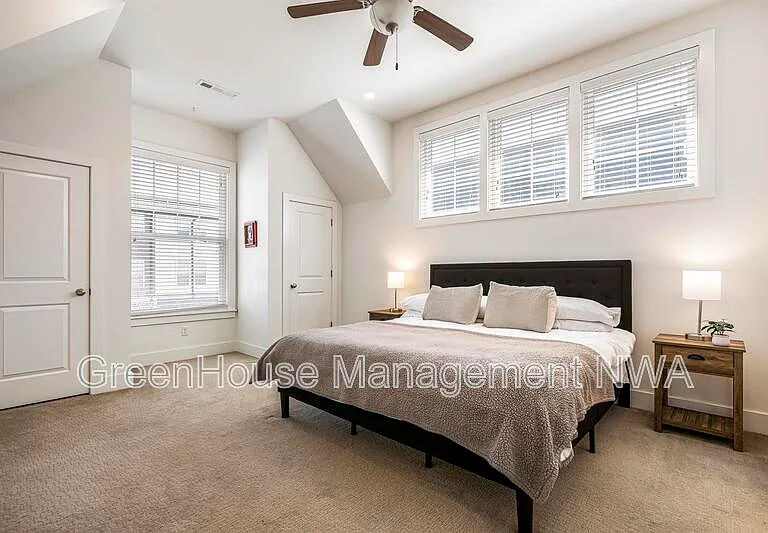 636 SW B St — Photo 28