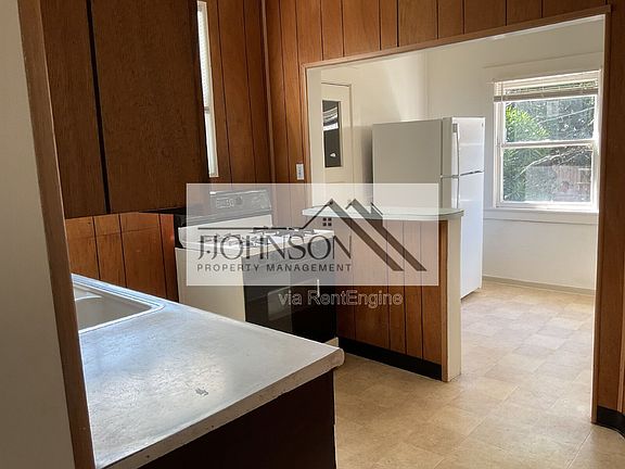 4th image of 830 N Van Buren St #B