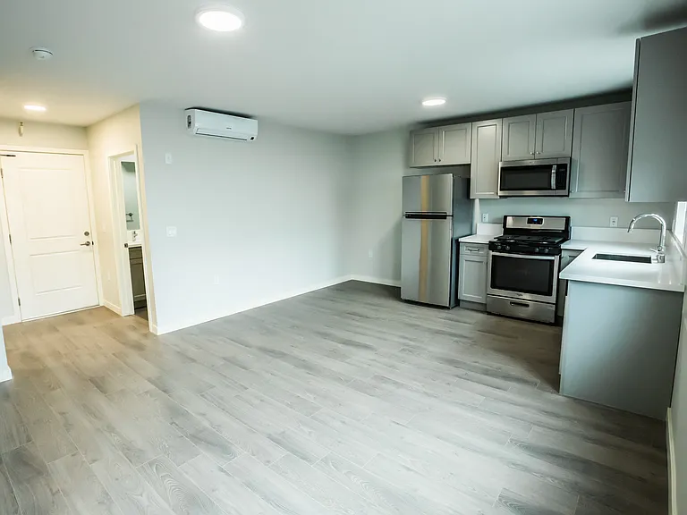 Grand View Apartments — Photo 21
