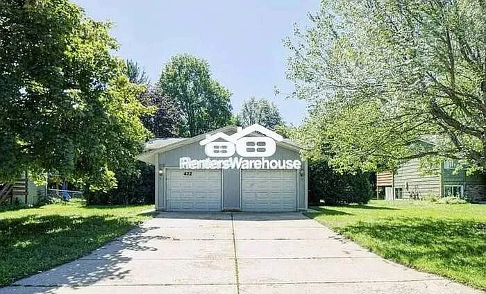 422 Arion St E — Photo 1