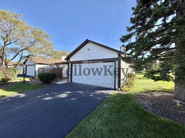 201 Fir Ct, Streamwood, IL 60107