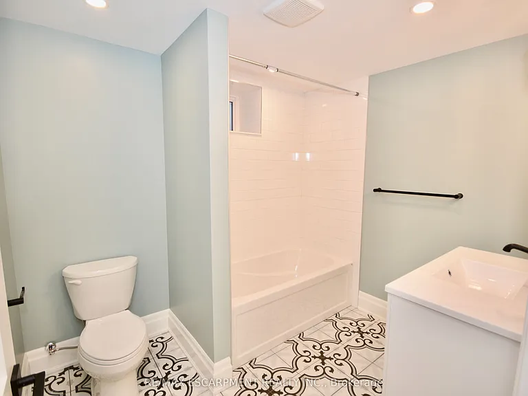 17 Inverness Ave W #LOWER — Photo 10