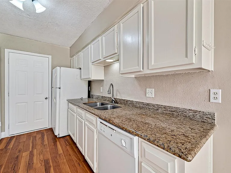 13847 Cherry Hollow Ln — Photo 20