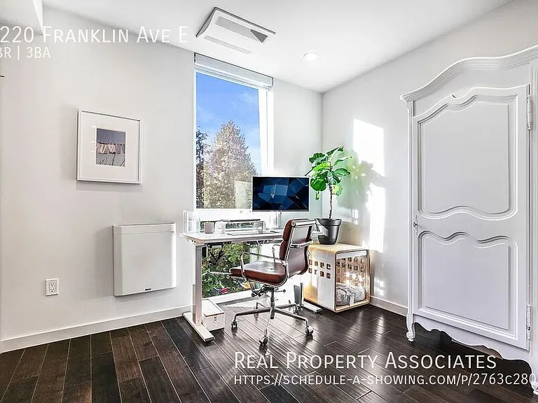 3220 Franklin Ave E — Photo 9