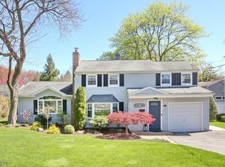 27 W Saddle River Rd, Waldwick, NJ 07463