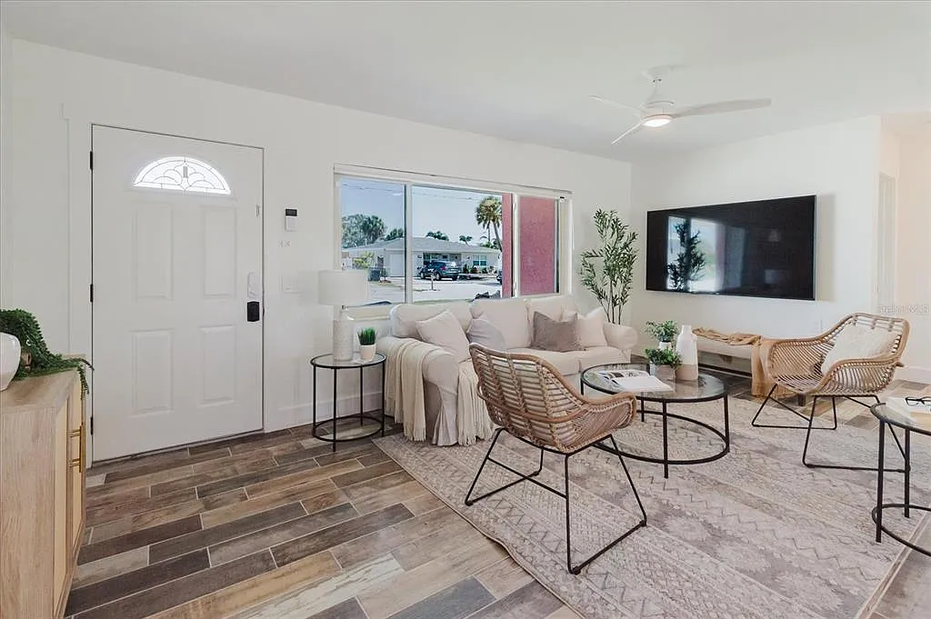3 bed, 2.0 bath, 1352 sqft, $6,000 — Photo 4