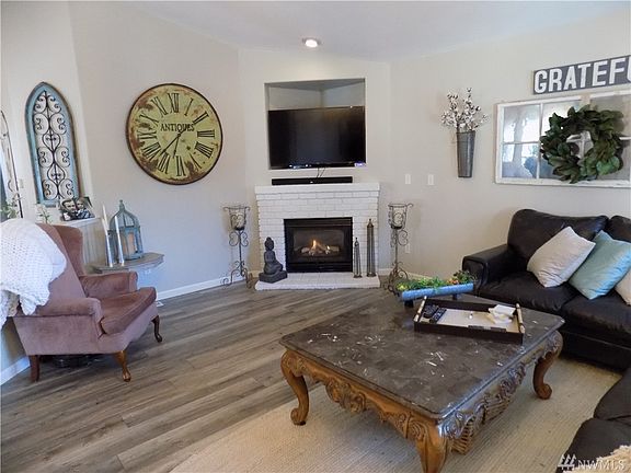 Bright Open  & Vaulted Entrance Wood Look Laminate . New Lighting and Trim, Paint... 