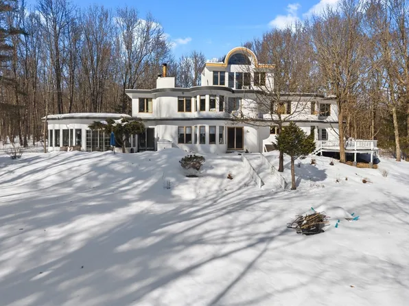 95 Ramshorn Rd, Dudley, MA 01571