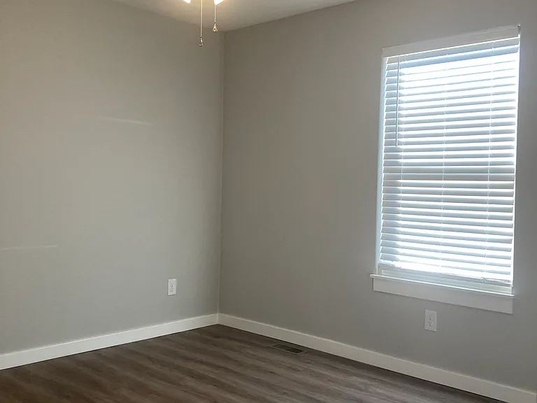 1411 W Jay St — Photo 9