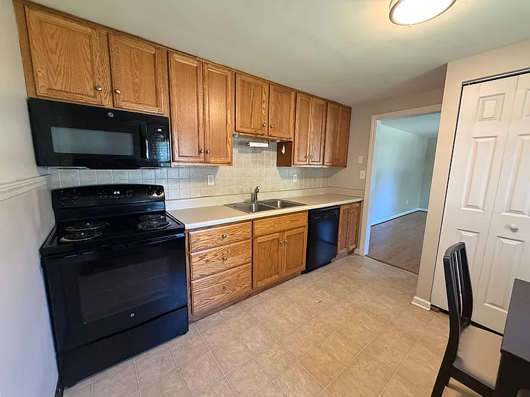 1003 Montgomery St — Photo 4
