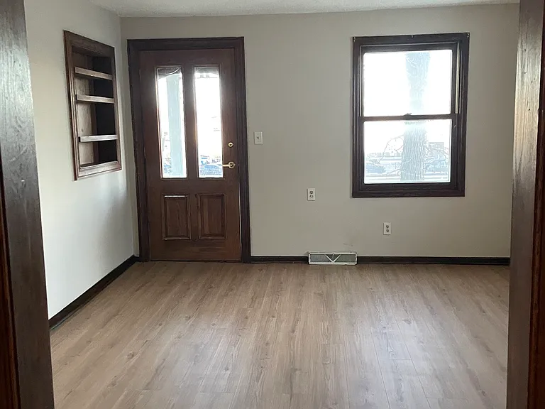 810 E North St — Photo 9